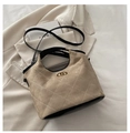 Bolso cubo de terciopelo caqui con costuras blancas y anillos dorados sobre fondo blanco - Caqui (Sin Colgante)