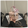 Detail van roze gewatteerde bucketbag met zijden sjaalhandvat en gouden ketting - Roze