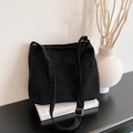 Bolso tote grande de pana negra con bolsillos frontales y hebilla de metal dorado ajustable - Negro