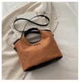 Bolso tipo cubo de ante marrón con ribetes de cuero negro y diseño de rombos acolchados - Marrón Sin Colgante