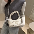 Bolso blanco bordado con perlas y correa de cadena usado por una modelo mujer - Blanco con colgante de pañuelo de seda y perlas