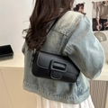 Bolso de hombro negro clásico con solapa y una gran hebilla cuadrada decorativa - Negro