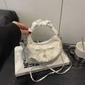 Bolso de encaje blanco con asa fruncida, lazo decorativo, colgante de perla y cadena de plata - Champán con colgante de pañuelo de seda y perlas
