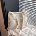 Bolso tote de pana en color crema con bolsillos dobles delanteros y hebilla dorada ajustable - Blanco