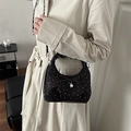 Elegante bolso de mano plisado negro con pedrería plateada, lazo y colgante de perla - Negro sin Colgante