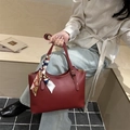 Donkerrode lederen tote bag met een decoratieve zijden sjaal aan het handvat - Rood