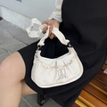 Bolso de hombro blanco fruncido con cadenas de perlas decorativas y flores de metal - Blanco