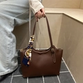 Bruine lederen shopper met witte contraststiksels en zijden sjaal als decoratie - Bruin
