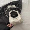 Bolso bandolera blanco con lazo delicado, colgante de perla y remaches plateados - Champaña sin colgante