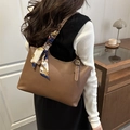 Elegante bruine leren shopper met modieuze zijden sjaal en verstelbare schouderriem - Bruin