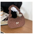 Détail du sac léopard avec papillon en métal argenté et bandoulière plissée chic - café