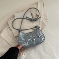 Borsa a tracolla a mezzaluna blu-grigio minimalista con motivi jacquard e catena di perle - Blu