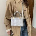 Silberne strukturierte quadratische Handtasche mit Gittermuster und Golddetails - Silber Ohne Anhänger