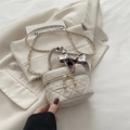 Mini gesteppte Kosmetiktasche in Cremeweiß mit Goldkette und dekorativem Seidenschal - Weiß