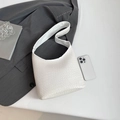 Weiße Hobo-Tasche mit Krokodilprägung und einem minimalistischen, breiten Schultergurt - Weiß
