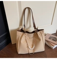 Detalle de bolso tote beige con elegante cadena de perlas y logotipo metálico dorado - Caqui