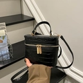 Sac à main boîte noir avec relief crocodile, fermetures dorées et bandoulière amovible - Noir