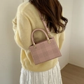 Detail der gesteppten Handtasche in Rosa mit goldenen Beschlägen, getragen am Model - Rosa Ohne Anhänger