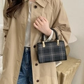Schicke schwarze Handtasche mit gesticktem Karomuster und goldenen Beschlägen - Schwarz ohne Anhänger