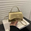 Glänzende goldene Mini-Quadrat-Tasche mit Wellenklappe und rundem Griff für Damen - Gold