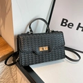 Modieuze zwarte geweven crossbodytas voor dames met gouden sluiting en handvat - Zwart