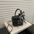 Schwarze gesteppte Mini-Eimertasche für Mädchen mit Herz-Seidentuch und Kettenriemen - Schwarz