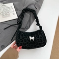 Sac à bandoulière léopard tendance avec papillon argenté et bandoulière à froufrous - Noir