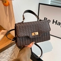 Donkerbruine geweven crossbodytas met elegante gouden draaisluiting en handvat - Bruin