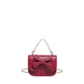 Elegante borsa rossa con manico di perle e catena dorata su sfondo bianco puro - Rosso