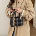 Schwarze quadratische Handtasche mit Gitterstickerei und Holzperlen-Anhänger am Modell - Schwarz (Mit Anhänger)