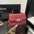 Bolso de mano de cuero tejido rojo oscuro con cierre giratorio dorado y correa ajustable - Rojo