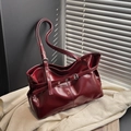 Borsa tote in pelle cerata rosso scuro lucido con fibbie argentate per il lavoro - Rosso