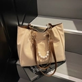 Bolso tote beige con asas marrones y cadena de perlas con logotipo Sunnycity - Caqui