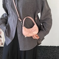 Sac croissant rose avec nœud, breloques métalliques et bandoulière réglable - Rose