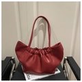 Detail der burgunderroten Rafftasche mit weicher Textur und goldenem Logo-Akzent - Rot