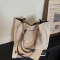 Bolso tote beige elegante con asas marrones, cadena de perlas y detalles dorados - Blanco
