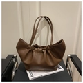Nahaufnahme des plissierten Cloud-Designs und der Ledertextur einer braunen Shopper-Tasche - Braun