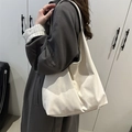 Minimalistische witte oversized shopper van kunstleer gedragen als schoudertas - Wit