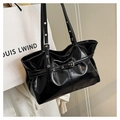 Sac fourre-tout minimaliste en cuir verni noir avec boucles argentées et fini brillant - Noir