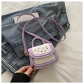 Dettaglio della mini borsa a tracolla viola e bianca con stampa di ciliegie su denim - Viola