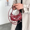 Sac à main bordeaux en cuir verni avec nœud élégant et pendentif argenté - Rouge