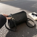 Piccola borsa a tracolla in ecopelle nera stile vintage con dettagli in metallo oro - Nero