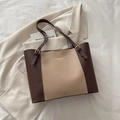 Bolso tote de retazos marrón y beige con letras doradas y correas ajustables - Marrón