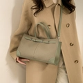 Borsa tote minimalista verde con patchwork in tessuto e pelle e tracolla regolabile - Verde Senza Pendente