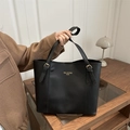 Bolso tote grande de cuero negro con letras doradas y correas ajustables - Negro