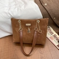 Sac fourre-tout rétro en daim marron foncé avec bandoulière chaîne dorée et cerf - Marron