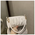 Dettaglio della borsa a nuvola bianca con tracolla intrecciata e fibbia in metallo oro - Bianco