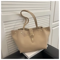 Detailansicht der khakifarbenen PU-Leder-Tote Bag mit goldener Schnalle und Nieten - Khaki