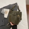 Dunkelgrüne Vintage-Eimertasche aus Mattleder mit weißen Kontrastnähten und goldenen Schnallen - Grün