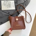 Borsa a secchiello marrone intrecciata con fibbia in legno e tracolla sottile - Senza Ciondolo / Marrone